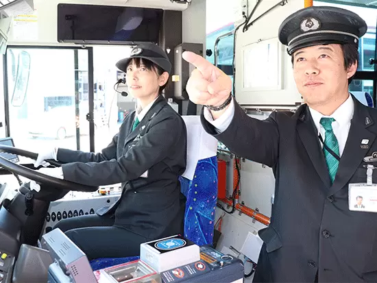 研修では、しっかりと運転技術が身につくまでマンツーマンで教えます。
