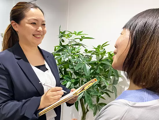 先輩との同行や同席など実務を通じて仕事を覚えていきます！