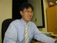 「社員でなく仲間」と言い切る社長（31歳）。明るい笑顔が特徴。