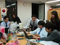 わきあいあいとした社内。日々、色々な話題で盛り上がる。