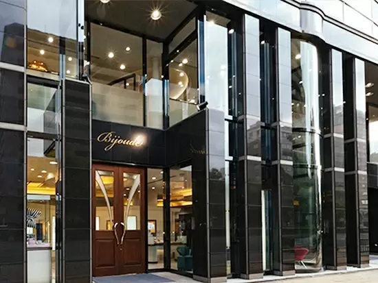 20代を中心に多数活躍中です！こちらの店舗でお客様にピッタリの⼀品を提案します☆