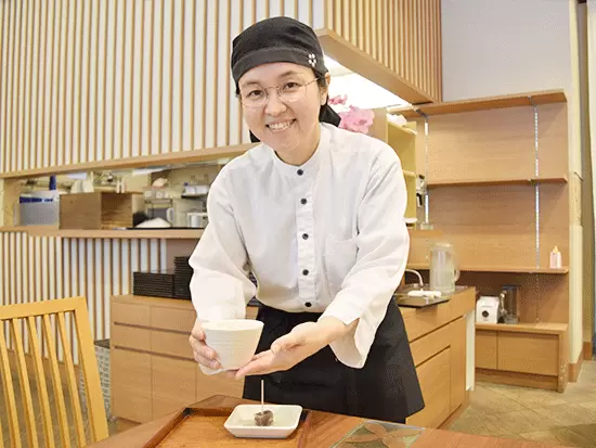 京都四条本店、東京目白本店などには茶寮スペースもあり、優雅なティータイムが人気！