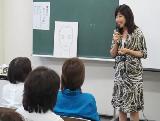 各地で講演会を行う代表のかづきれいこ。メイクの価値向上に努めています。