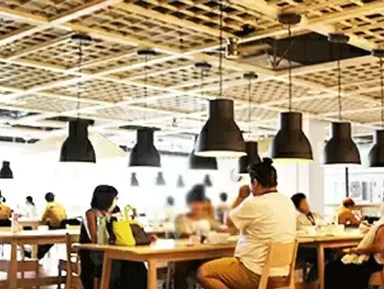 社員食堂は雰囲気・味ともに社内で大好評。他にも、クリスマスプレゼントなど、社員想いな制度も魅力です。