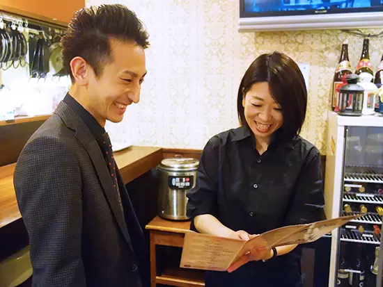 接客は育成トレーナーが手本を見せながらアドバイス。スタッフのレベルに合わせて教えていきます。
