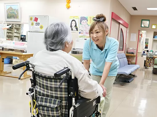 笑顔で接していると相手も笑顔になってくれるのが嬉しいです！