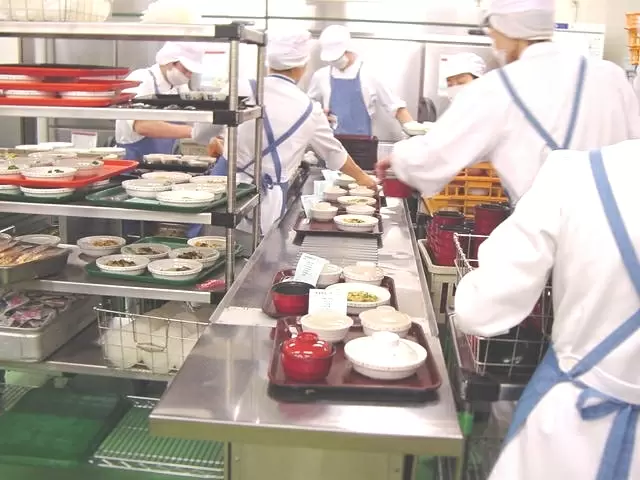 栄養部全員で協力して調理しています。