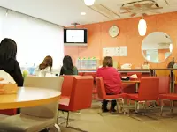 ホッと一息できるラウンジ。フリードリンクも嬉しい！