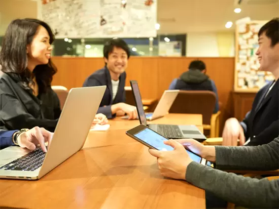 当社にはいつも笑顔を絶やさない明るい人たちが集まっていますよ。
