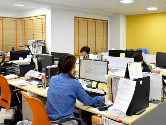 おしゃれなオフィスは、集中できる環境。定時帰社目指して頑張りましょう！