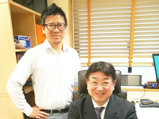 右のスーツの男性が社長です。気さくな雰囲気でみんなの要望にもできる限り応えています！