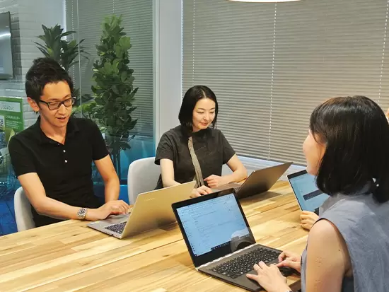 残業ほぼなし、フレックス、私服OKなど自由度の高い働き方が魅力です♪