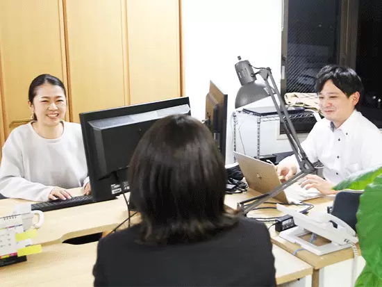 気軽に周りとコミュニケーションをとれるので、中途入社でも不安を感じることなく働けます！