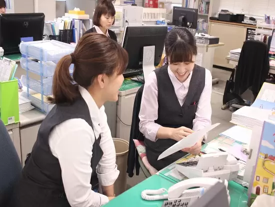 先輩がすぐ近くにいるので、いつでも相談できますよ◎