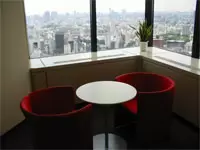 オフィスの一角でブレストが行われる光景もよく見られます。