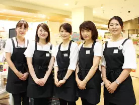 20～50歳と幅広い年代のスタッフが在籍！年齢層問わずイキイキと活躍できます♪