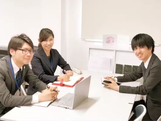 毎週1時間の勉強会では様々なテーマを決めて実施しています。成長できる機会ですので活用してください！