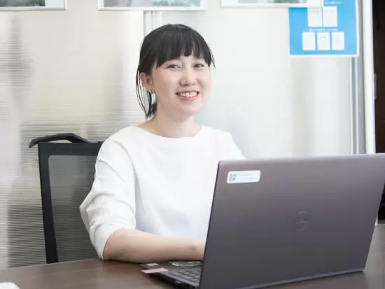 職場には頼りになる事務の先輩も！