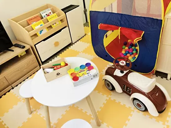 オフィスの一角には、子どもを連れて働けるキッズルームも併設。急病のときでも安心です。