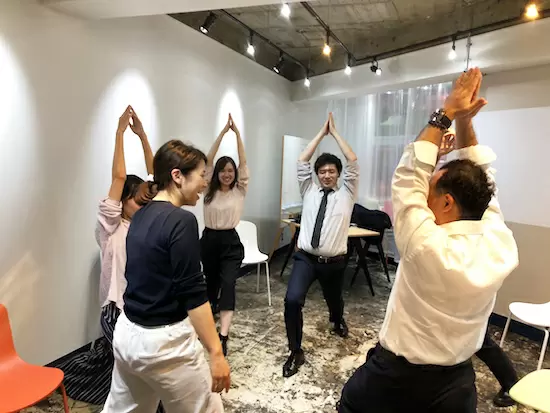月1回の「オフィスヨガ」。わざわざヨガ教室に通うことなくヨガを学べるため、社員に好評です。