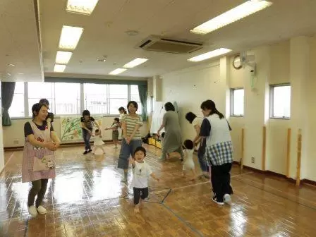 親子タイムでは運動遊びや簡単な体操・歌などで盛り上がります。