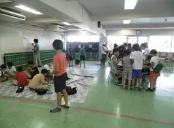 中学生主催ゲーム大会の様子。イベントを通じて、子どもたちの考える力やコミュニケーション力を育てます。