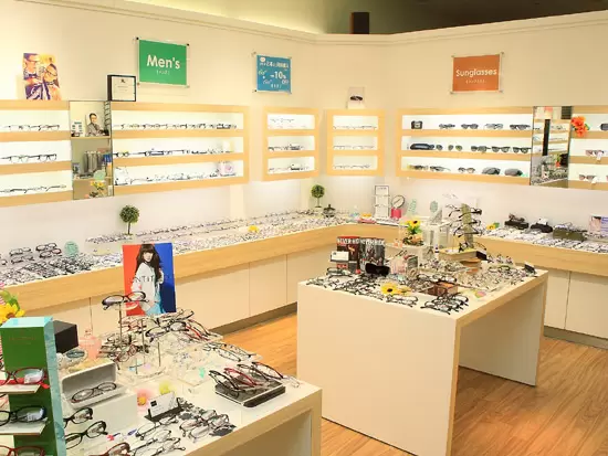 メガネ・コンタクトレンズ販売店の様子。