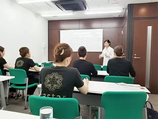 新人研修の他に、月に1回外部講師を招いた接客やマナー研修を実施しています！