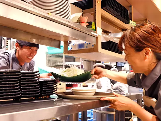 学生、パート、店長…世代問わず、スタッフ同士が仲良しな職場です◎