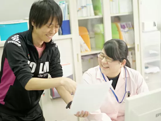 事務職も専門職も､垣根を作ることなくメンバーさんの回復に向けて力を合わせています｡
