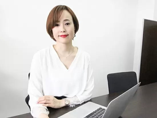 代表の岩瀬。モデル、エグゼクティブコーチ、美容アドバイザーを経て、【ビューティアテンド】を設⽴。