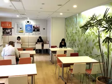 広々とした休憩ルームも､社員の休息のためと､設置しました｡お昼もここで食べられます｡