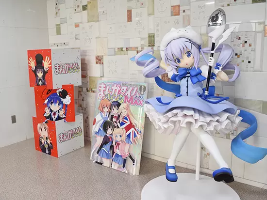 オフィス内には雑誌や漫画、作品から生まれたフィギュアやグッズがズラリ！