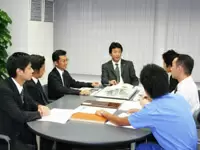 各部署のスタッフが集まり今後の打ち合わせを行っています