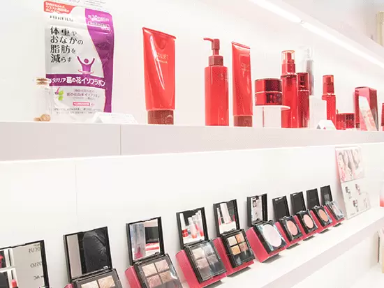コスメや基礎化粧品が並ぶ店内はとてもきれいで気分も上がります♪