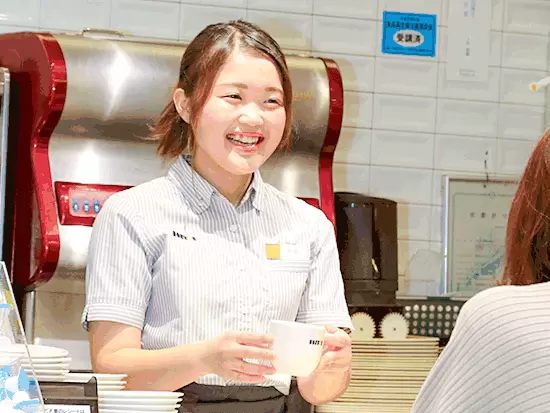 お客様の前ではもちろん、普段の会話の中でも笑顔が絶えず、楽しく働いているスタッフが大勢います♪
