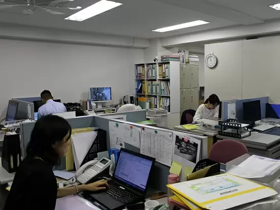 6月には机・椅子一式を全て新品に入れ替え予定です。