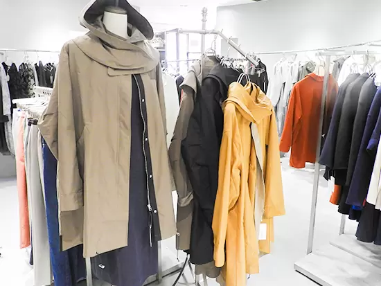 小売店ではなく、問屋として、全国の小売店に向けて婦人服を販売しています。