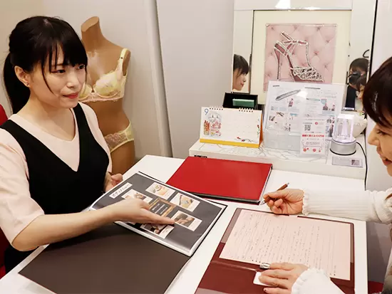お客様一人ひとりに合わせて施術内容や化粧品をご提案しています。