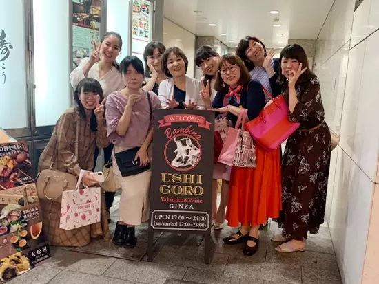 20代～50代のスタッフが活躍中！これはみんなで美味しいお肉を食べに行ったときの写真です♪