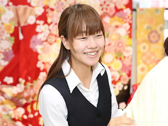 お洒落で豪華なデザインの振り袖も多数。一緒に選ぶ際、思わず笑顔になることも♪