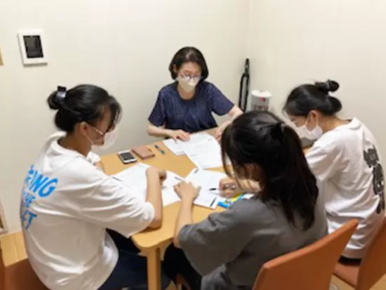 募集中の「研修講師」写真／技能実習生の生活指導、管理の様子です。