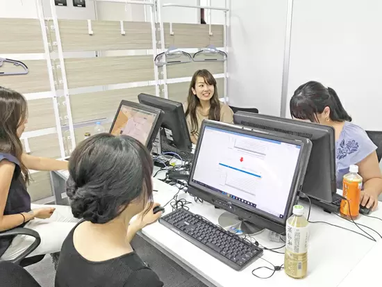 社内の様子。新しく清潔なオフィスで、若手メンバーが中心に活躍しています！