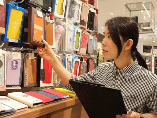商品陳列やレイアウトなどの売場作りをスタッフ同士で話し合いながら行っています。