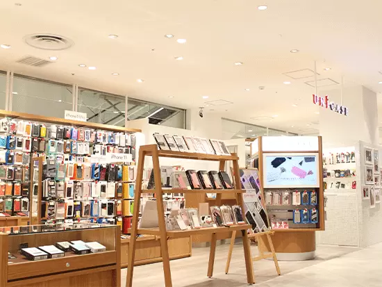 店内にはおよそ4万点のスマートケースが陳列されています。