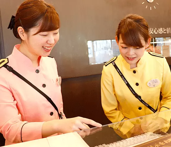 入社後は先輩社員が優しくレクチャーします！常に横に先輩がいるので安心です♪