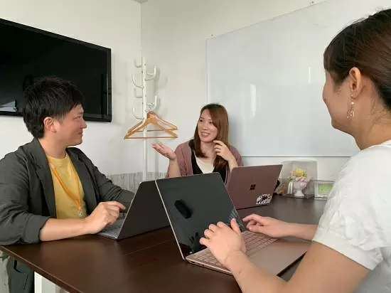 常日頃から冗談を言って笑い合う管理部門のメンバー！チームワークもバッチリです♪