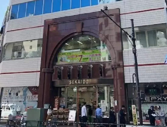 世界堂新宿本店では、毎日たくさんのお客様が来店します。
