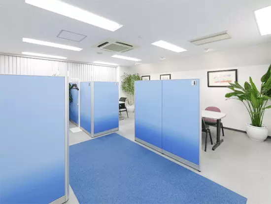 白と青を基調にした落ち着いた空間で活躍することができます。