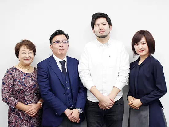 様々な年代のスタッフが活躍中！社員同士の距離が近く、和やかな雰囲気で働いていますよ♪